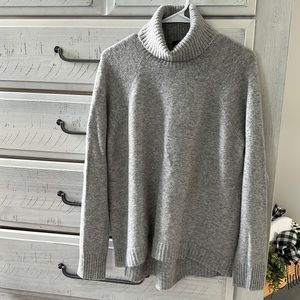 Turtleneck sweater in super soft yarn. J.Crew. Size large. Gray.